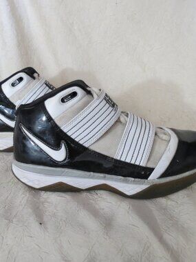 Nike Zoom Soldier III basketball shoes size 9